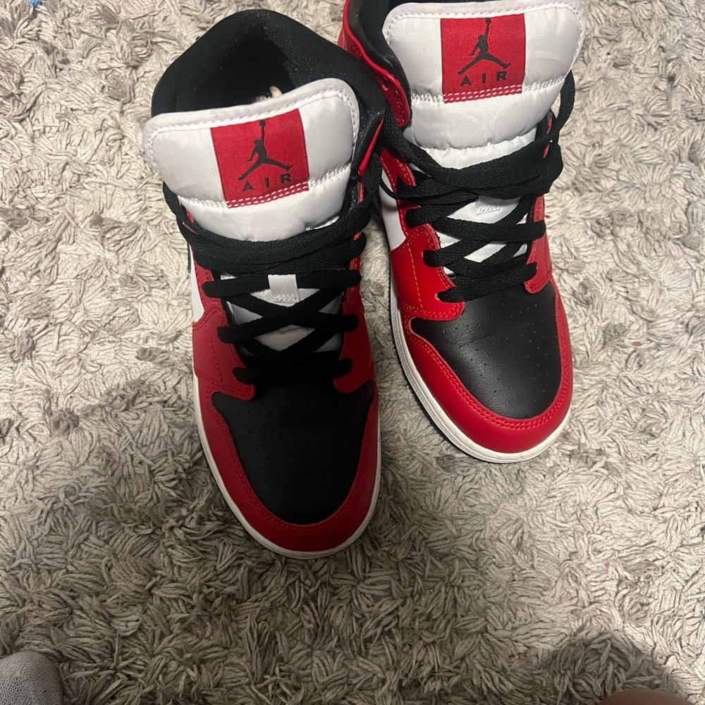 Air Jordan 1 Mid 'Chicago Black Toe' - kids Size 7
